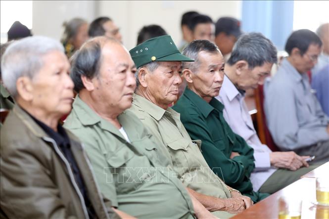 Trong ảnh: Người có công với cách mạng huyện Tràng Định nghe bác sỹ tư vấn sức khỏe, phục hồi chức năng tại Trung tâm Điều dưỡng Người có công tỉnh Lạng Sơn. Ảnh: Anh Tuấn – TTXVN