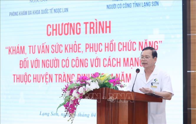 Trong ảnh: Bác sỹ tư vấn sức khỏe, phục hồi chức năng cho đoàn người có công với cách mạng huyện Tràng Định điều dưỡng tại Trung tâm Điều dưỡng Người có công tỉnh Lạng Sơn. Ảnh: Anh Tuấn – TTXVN
