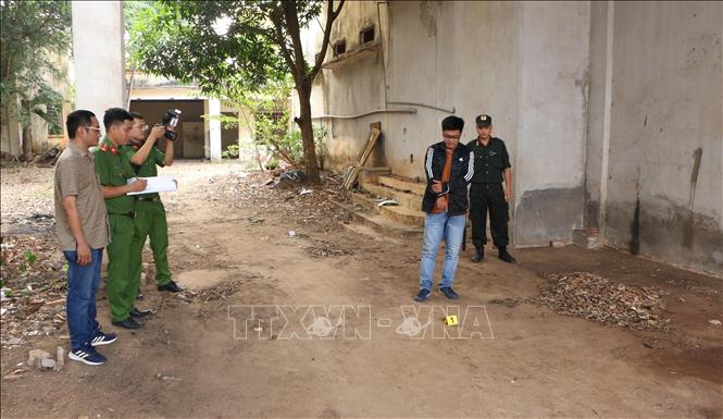 Trong ảnh: Trần Hoàng Phương thực nghiệm lại hiện trường tại cây xăng số 6, ấp 1, xã Đồng Tiến, huyện Đồng Phú. Ảnh: TTXVN phát
