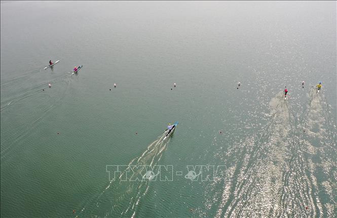 Trong ảnh: Các vận động viên nam tranh tài nội dung thuyền đơn Canoeing cự ly 200m. Ảnh: Trần Lê Lâm - TTXVN 