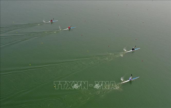 Trong ảnh: Các vận động viên nam tranh tài nội dung thuyền đơn Canoeing cự ly 200m. Ảnh: Trần Lê Lâm - TTXVN 