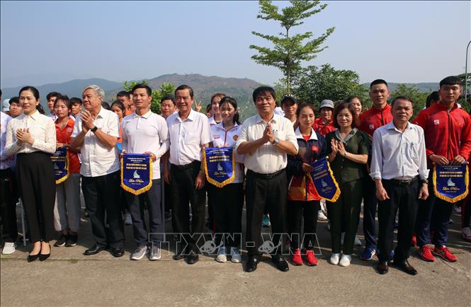 Trong ảnh: Ban Tổ chức trao cờ lưu niệm cho các đoàn vận động viên tham dự giải. Ảnh: Trần Lê Lâm - TTXVN 