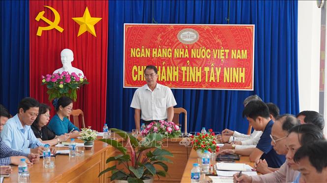 Giám đốc Ngân hàng Nhà nước Việt Nam - Chi nhánh tỉnh Tây Ninh Nguyễn Xuân Hiền chỉ đạo tại hội nghị. Ảnh: Thanh Tân - TTXVN