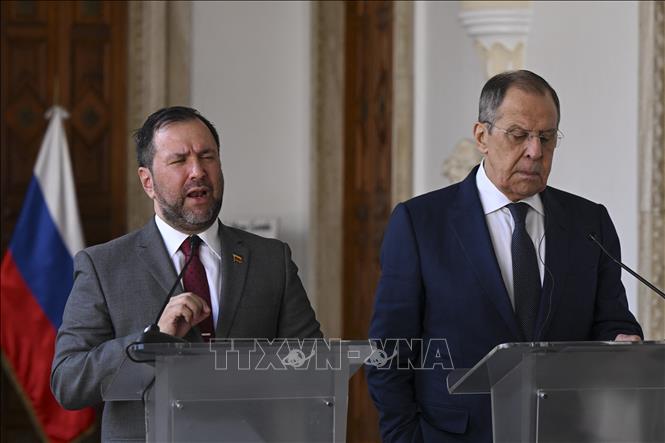 Ngoại trưởng Venezuela Yvan Gil (trái) trong cuộc họp báo với người đồng cấp Nga Sergei Lavrov tại Caracas ngày 18/4/2023. Ảnh: AFP/TTXVN