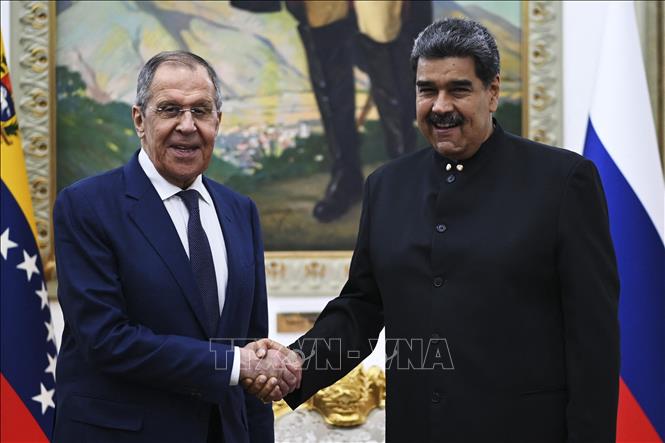 Tổng thống Venezuela Nicolas Maduro (phải) trong cuộc gặp Ngoại trưởng Nga Sergei Lavrov tại Caracas ngày 18/4/2023. Ảnh: AFP/TTXVN