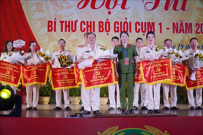Ban tổ chức trao giải cho thí sinh đạt giải. Ảnh: Thu Hằng-TTXVN
