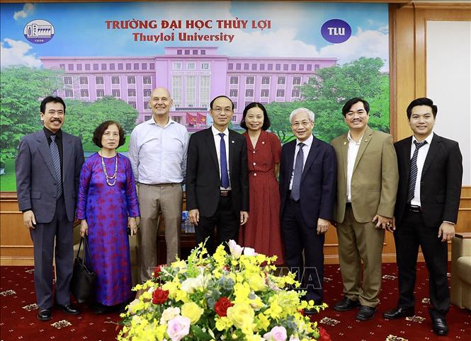 Trong ảnh: Các đại biểu chụp ảnh lưu niệm tại buổi lễ. Ảnh: Như Quỳnh - TTXVN phát