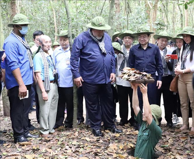 Thủ tướng Cuba Manuel Marrero Cruz xem tái hiện lại quá trình chiến đấu của bộ đội Việt Nam tại địa đạo Củ Chi, xã Phú Mỹ Hưng, huyện Củ Chi, Tp. Hồ Chí Minh (2022). Ảnh: Hồng Giang - TTXVN