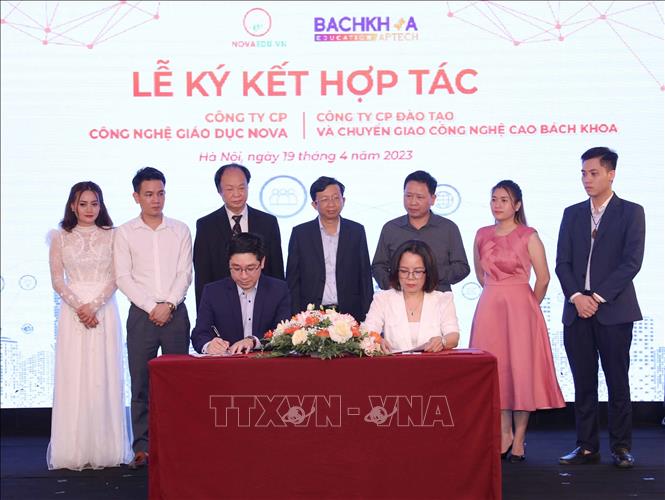 Các đối tác ký kết phối hợp cùng đồng hành, hỗ trợ trong công tác phát triển hệ sinh thái khởi nghiệp. Ảnh: Thanh Tùng - TTXVN 