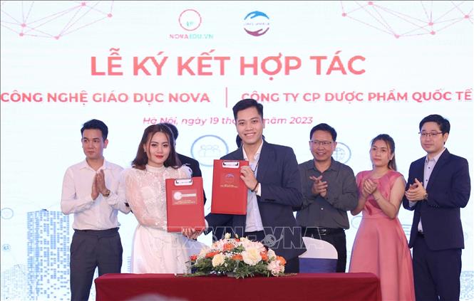 Các đối tác ký kết phối hợp cùng đồng hành, hỗ trợ trong công tác phát triển hệ sinh thái khởi nghiệp. Ảnh: Thanh Tùng - TTXVN 