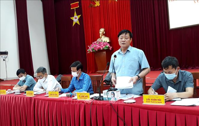 Chủ tịch UBND huyện Đông Hưng, tỉnh Thái Bình Tô Xuân Thức trả lời người dân tại buổi đối thoại. Ảnh: Thế Duyệt – TTXVN