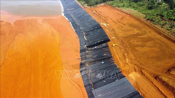 Trong ảnh: Khu vực sạt trượt (bên phải) khoang số 2 đang được tập trung xử lý. Ảnh: Minh Hưng – TTXVN