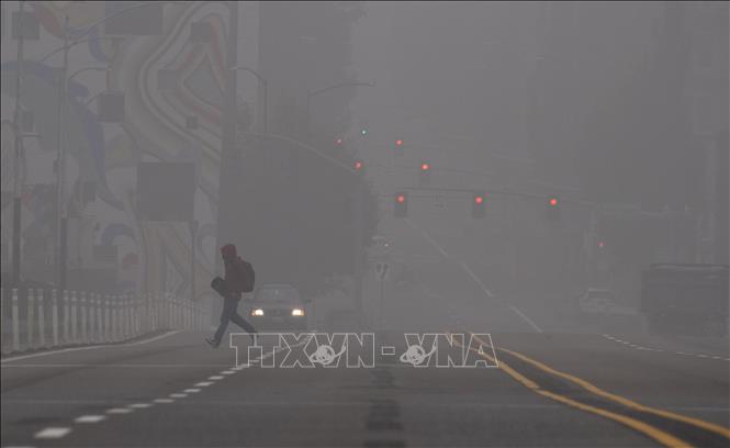 Khói mù bao phủ trung tâm thành phố Portland, bang Oregon, Mỹ. Ảnh: AFP/TTXVN