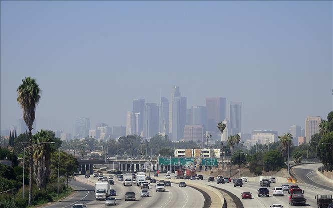 Khói mù bao phủ trung tâm thành phố Los Angeles, bang California, Mỹ. Ảnh: AFP/TTXVN