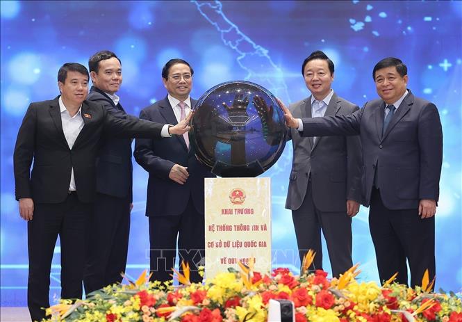 PM Pham Minh Chinh and leaders of ministries and agencies inaugurate the national planning information and database system. VNA Photo: Dương Giang