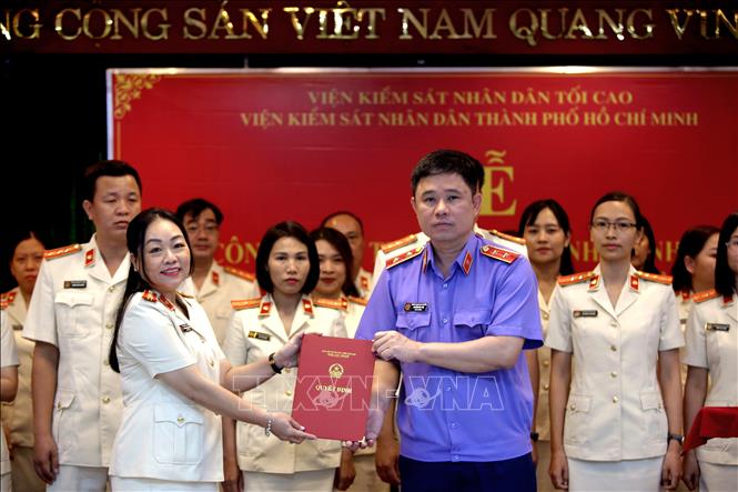 Trong ảnh: Ông Nguyễn Đức Thái, Viện trưởng VKSND TPHCM trao quyết định bổ nhiệm Kiểm sát viên trung cấp. Ảnh: Thành Chung - TTXVN