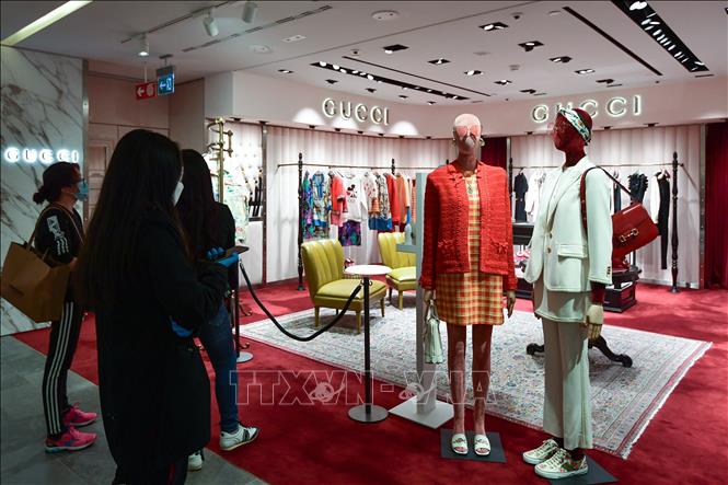 Cửa hàng của hãng thời trang xa xỉ Gucci tại thành phố Milan, Italy. Ảnh: AFP/TTXVN