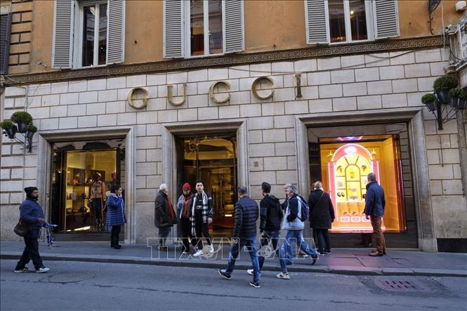 Cửa hàng của hãng thời trang xa xỉ Gucci tại Rome, Italy. Ảnh: AFP/TTXVN
