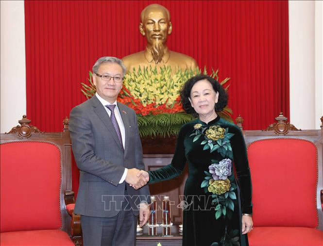 Truong Thi Mai, head of the CPVCC's Organization Commission, meets with Thongsavanh Phomvihane, member of the LPRP Central Committee and head of its Commission for External Relations. VNA Photo: Phương Hoa
