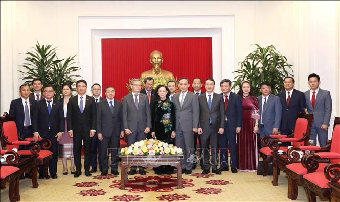 Truong Thi Mai, head of the CPVCC's Organization Commission, meets with Thongsavanh Phomvihane, member of the LPRP Central Committee and head of its Commission for External Relations. VNA Photo: Phương Hoa