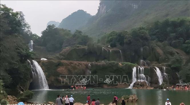 Trong ảnh: Sáng 20/4/2023, dòng thác chính tại thác Bản Giốc chỉ còn rất ít nước khiến nhiều du khách thất vọng. Ảnh: Quốc Đạt – TTXVN