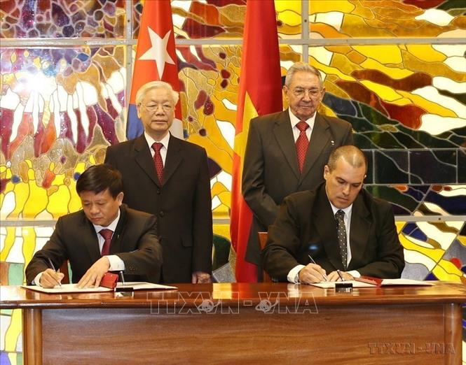 Tổng Bí thư Nguyễn Phú Trọng và Chủ tịch Cuba Raul Castro Ruz chứng kiến Lễ ký thỏa thuận hợp tác nghiệp vụ giữa Thông tấn xã Việt Nam với Hãng Thông tấn Prensa Latina tại Cung Cách mạng ở Thủ đô La Habana (2018). Ảnh: Trí Dũng – TTXVN