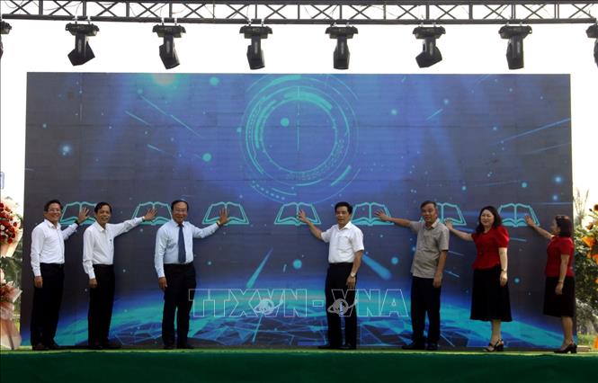 Lãnh đạo tỉnh Quảng Nam cùng các sở, ban ngành, hội đoàn thể và thành phố Tam Kỳ bấm nút khai trương Thư viện số cộng đồng Tam Kỳ. Ảnh: Trịnh Bang Nhiệm - TTXVN