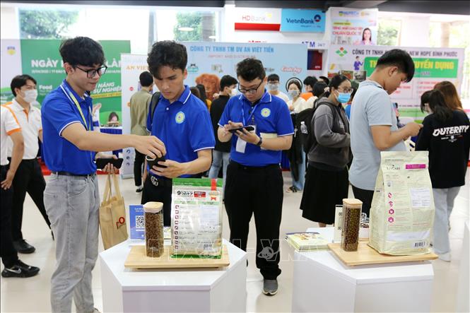 Trong ảnh: Sinh viên tìm kiếm việc làm tại 