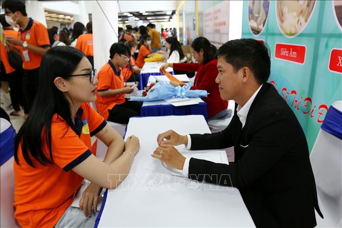 Trong ảnh: Sinh viên tìm kiếm việc làm tại 