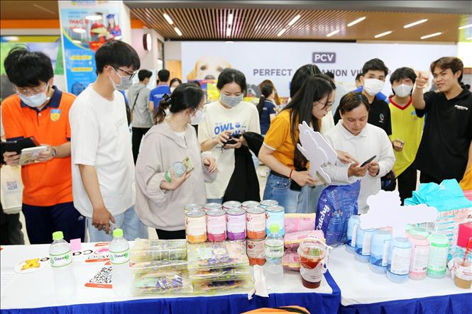 Trong ảnh: Đông đảo sinh viên tham quan các gian trưng bày. Ảnh: Thanh Vũ - TTXVN 
