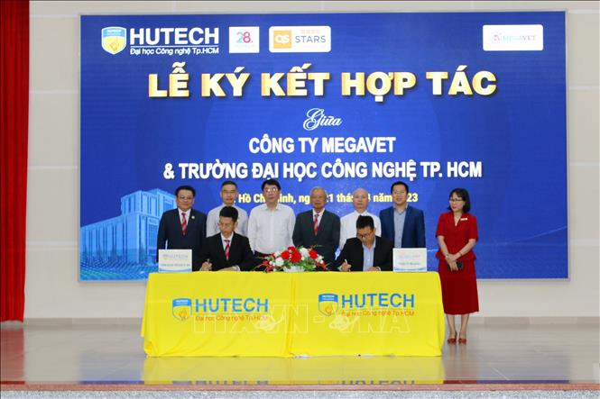 Trong ảnh: Ký kết hợp tác “Đào tạo nguồn nhân lực gắn liền với nhu cầu của doanh nghiệp