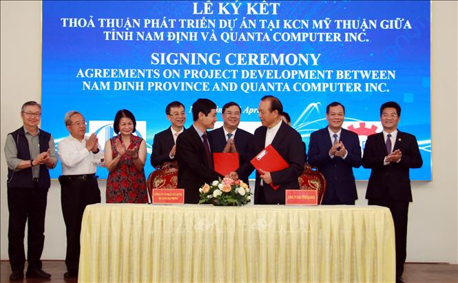 Trong ảnh: Đại diện cơ quan liên quan tỉnh Nam Định và lãnh đạo Tập đoàn Quanta ký thỏa thuận phát triển dự án sản xuất máy tính quy mô lớn tại Khu Công nghiệp Mỹ Thuận. Ảnh: Nguyễn Lành - TTXVN
