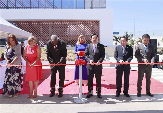 Chủ tịch Quốc hội Vương Đình Huệ và Chủ tịch Quốc hội Cuba Esteban Lazo Hernandez cắt băng khánh thành nhà máy bột giặt Suchel – TBV . Ảnh: Doãn Tấn - TTXVN