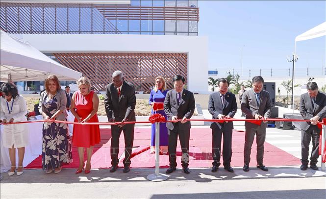 Chủ tịch Quốc hội Vương Đình Huệ và Chủ tịch Quốc hội Cuba Esteban Lazo Hernandez cắt băng khánh thành nhà máy bột giặt Suchel – TBV . Ảnh: Doãn Tấn - TTXVN