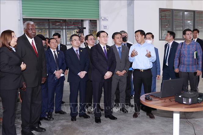 Chủ tịch Quốc hội Vương Đình Huệ và Chủ tịch Quốc hội Cuba Esteban Lazo Hernandez tham quan nhà máy bột giặt Suchel – TBV. Ảnh: Doãn Tấn - TTXVN
