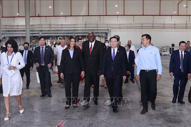Chủ tịch Quốc hội Vương Đình Huệ và Chủ tịch Quốc hội Cuba Esteban Lazo Hernandez tham quan nhà máy bột giặt Suchel – TBV. Ảnh: Doãn Tấn - TTXVN