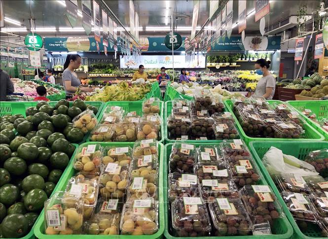 Trong ảnh: Sản phẩm nông sản, trái cây Việt được đóng gói bao bì, ghi nhãn theo tiêu chuẩn chất lượng được kinh doanh tại các hệ thống siêu thị Thành phố Hồ Chí Minh. Ảnh: Mỹ Phương - TTXVN