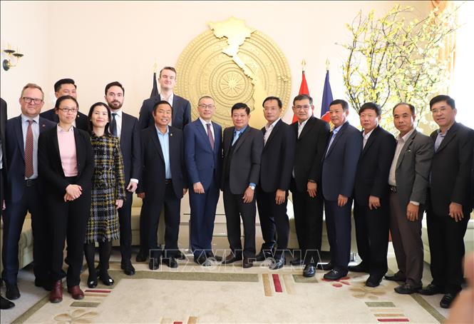 Đại sứ Việt Nam tại CHLB Đức Vũ Quang Minh chụp ảnh lưu niệm với đại diện các doanh nghiệp cao su Việt Nam và Đức. Ảnh: Phương Hoa - PV TTXVN tại CHLB Đức