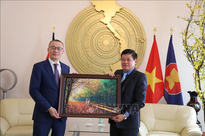 Ông Huỳnh Văn Bảo (bên phải), Phó Chủ tịch Hiệp hội Cao su Việt Nam tặng quà lưu niệm Đại sứ quán Việt Nam tại CHLB Đức. Ảnh: Phương Hoa - PV TTXVN tại CHLB Đức