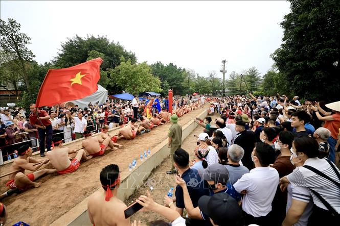 Đông đảo người dân, du khách đến xem và cổ vũ cho các đội. Ảnh: Nhật Anh - TTXVN