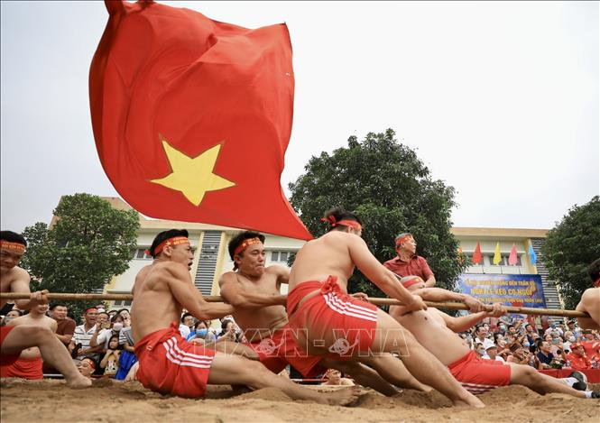 “Kéo co ngồi” không chỉ thể hiện sức khỏe của mỗi người chơi mà còn là tinh thần đoàn kết giữa người kéo co, người chạy cờ, người cổ động. Ảnh: Nhật Anh - TTXVN