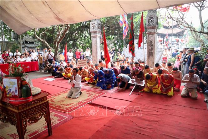 Các đội làm lễ trước khi thi đấu. Ảnh: Nguyễn Thuỳ Dương - TTXVN phát