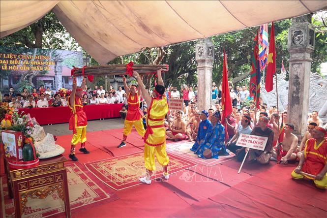 Ba đội trưởng của ba đội nâng bó song mây dài khoảng 50m (một loại cây dẻo dai và chắc chắn, được dùng để làm dây kéo co) trong phần nghi lễ. Ảnh: Nguyễn Thuỳ Dương - TTXVN phát