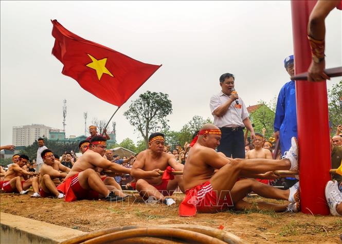 Vật sử dụng để kéo trong hội thi là cây song mây nhẵn dài khoảng 50m, được kéo qua một lỗ nhỏ trên cột trụ. Ảnh: Tuấn Đức - TTXVN