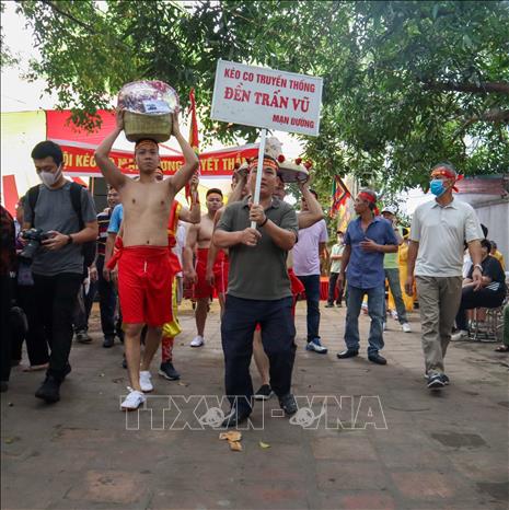 Các đội dâng lễ vật lên Thành hoàng trước trận đấu. Ảnh: Nguyễn Thuỳ Dương - TTXVN phát