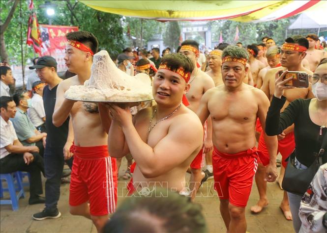 Các đội dâng lễ vật lên Thành hoàng trước trận đấu. Ảnh: Tuấn Đức - TTXVN