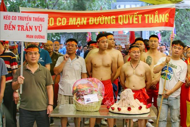 Các đội dâng lễ vật lên Thành hoàng trước trận đấu. Ảnh: Tuấn Đức - TTXVN