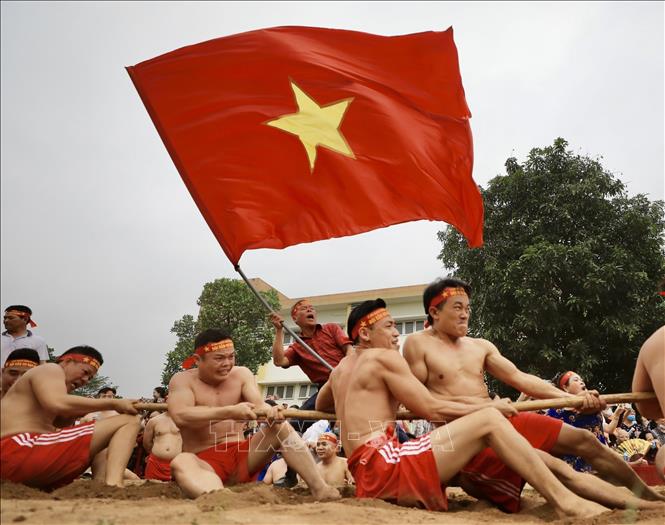 “Kéo co ngồi” không chỉ thể hiện sức khỏe của mỗi người chơi mà còn là tinh thần đoàn kết giữa người kéo co, người chạy cờ, người cổ động. Ảnh: Nhật Anh - TTXVN