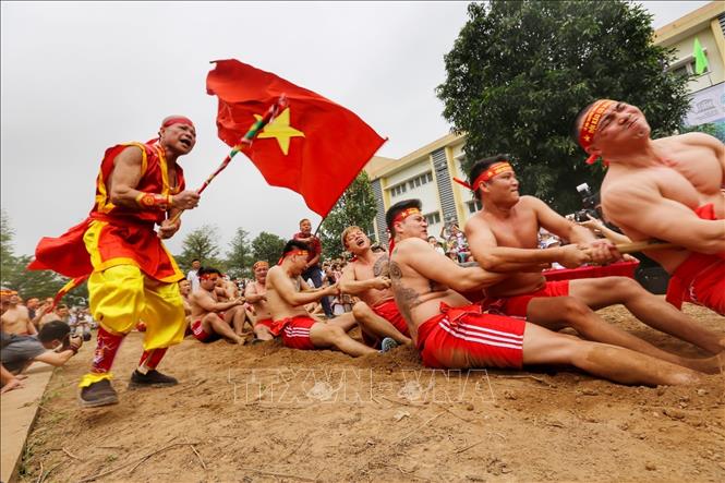 Trò kéo co ngồi được trình diễn trong hội làng với mong muốn cầu mưa thuận, gió hoà, mùa màng tươi tốt, cuộc sống ấm no. Ảnh: Tuấn Đức - TTXVN