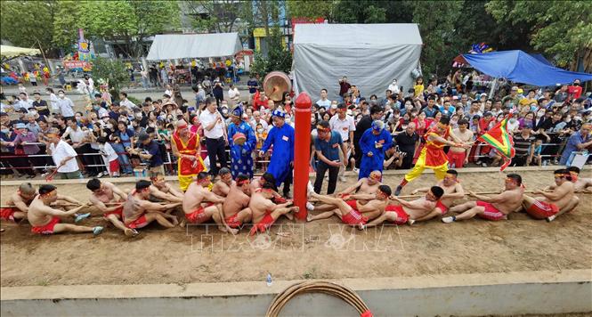 Kéo co ngồi thể hiện cao tinh thần đồng đội của những người tham gia. Ảnh: Thanh Tùng - TTXVN 